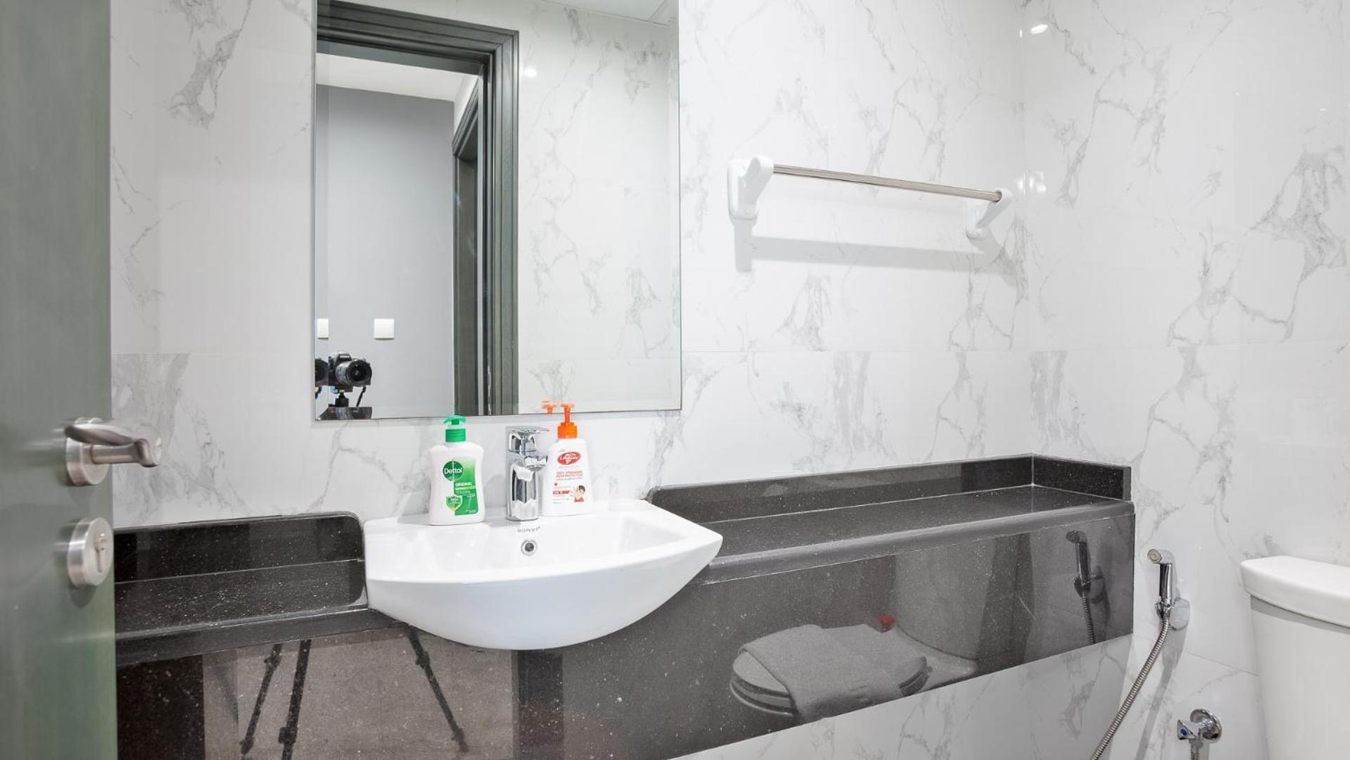Easemytrip - Elegant Canal-view 1br In The Heart Of *