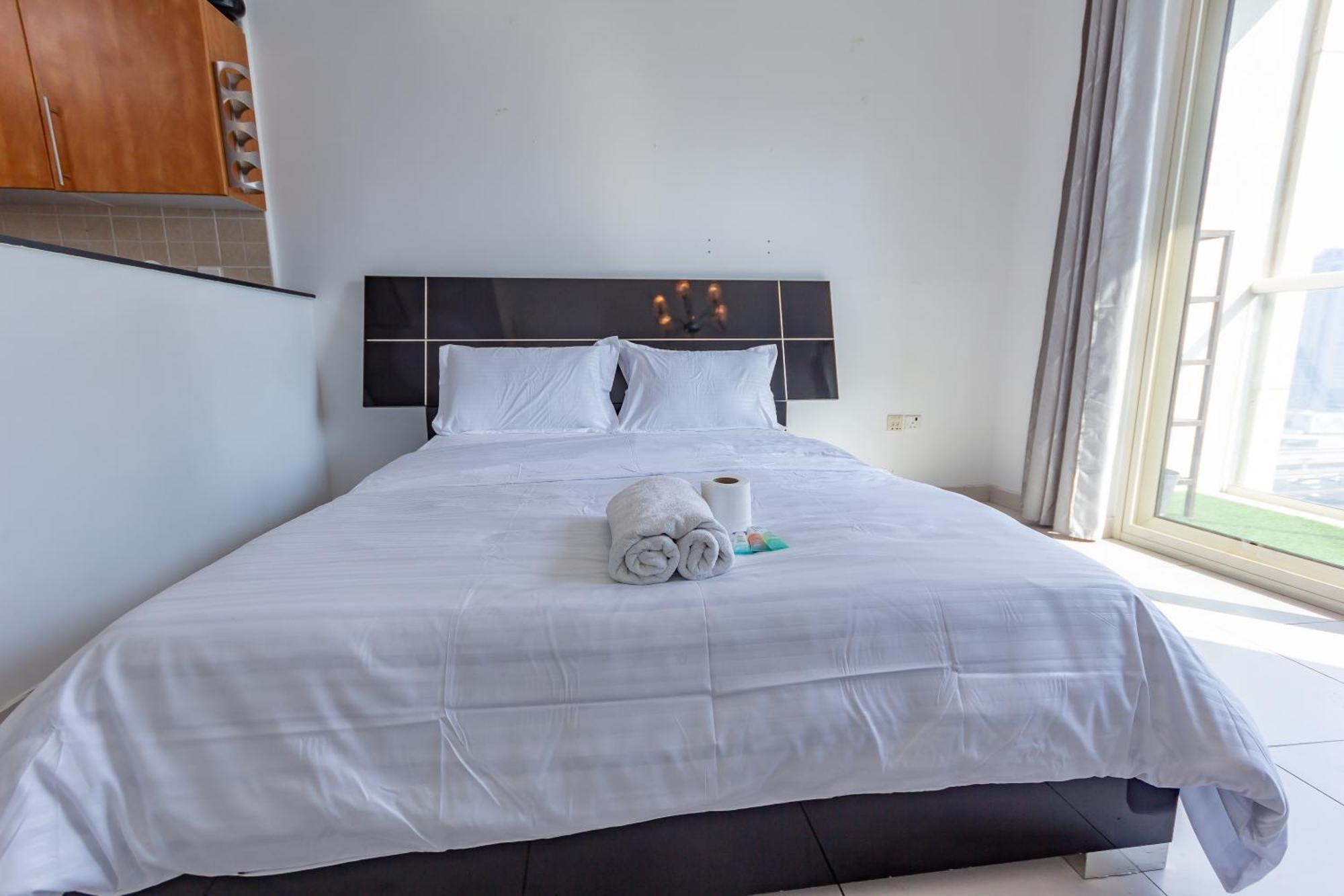 Deluxe For Rent At Marina View Towers Dubái