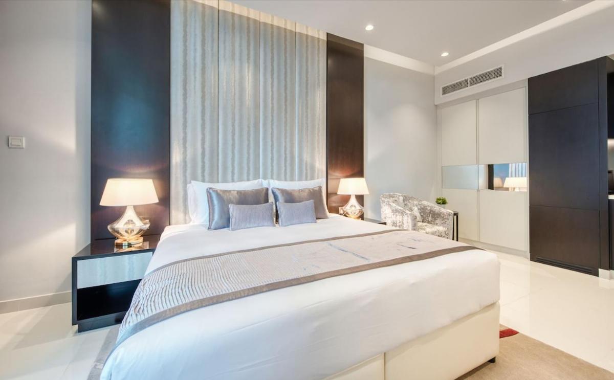 Burj Khalifa View! 2 Bedroom Luxe With 4 Minute Walk To Mall! Pool And Sauna Access! Dubái