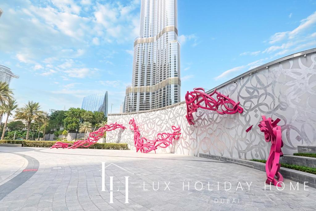Lux Burj Khalifa View Across Mall Dubái