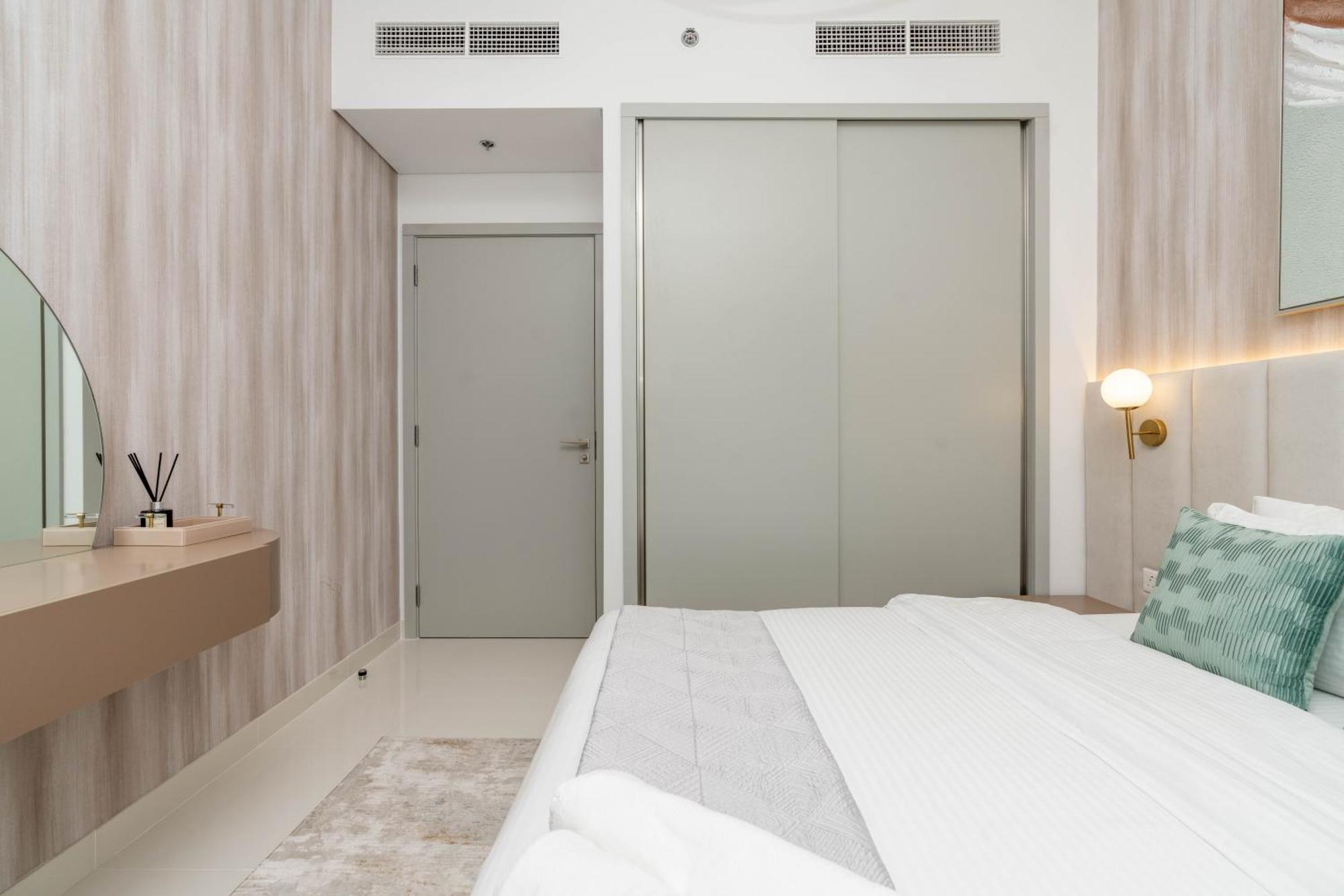Isle Tower 2 - Beachfront Stunning - Full Sea Views *