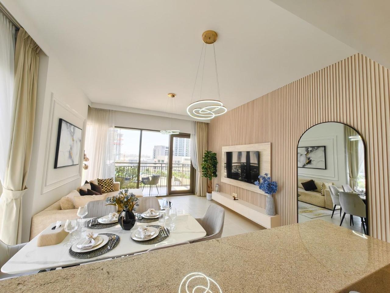 Creek Harbour Retreat: Luxurious 2-br Appartement *