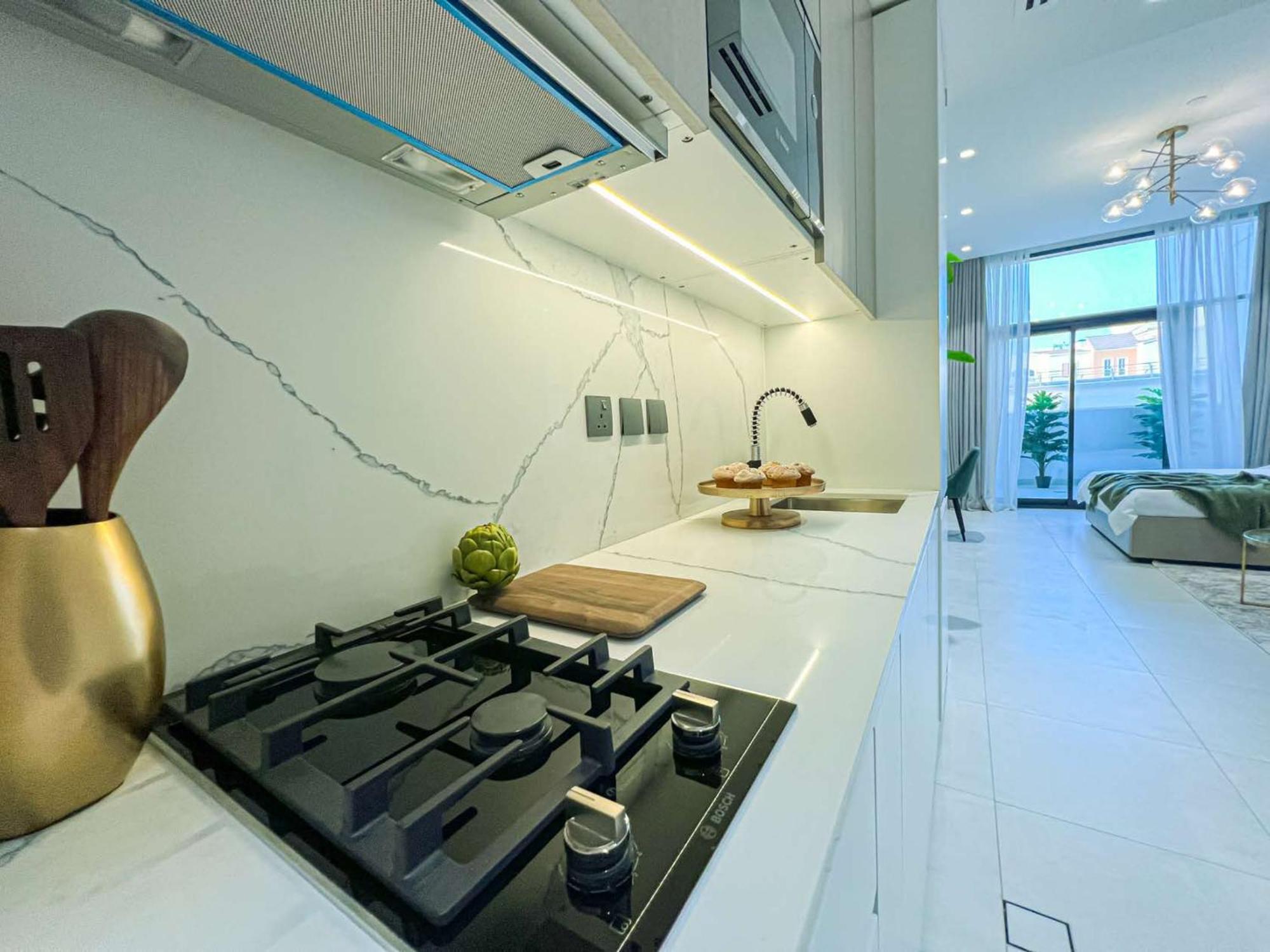 Bright New With Pool & Gym Access, 5 Min From Gardens Metro *