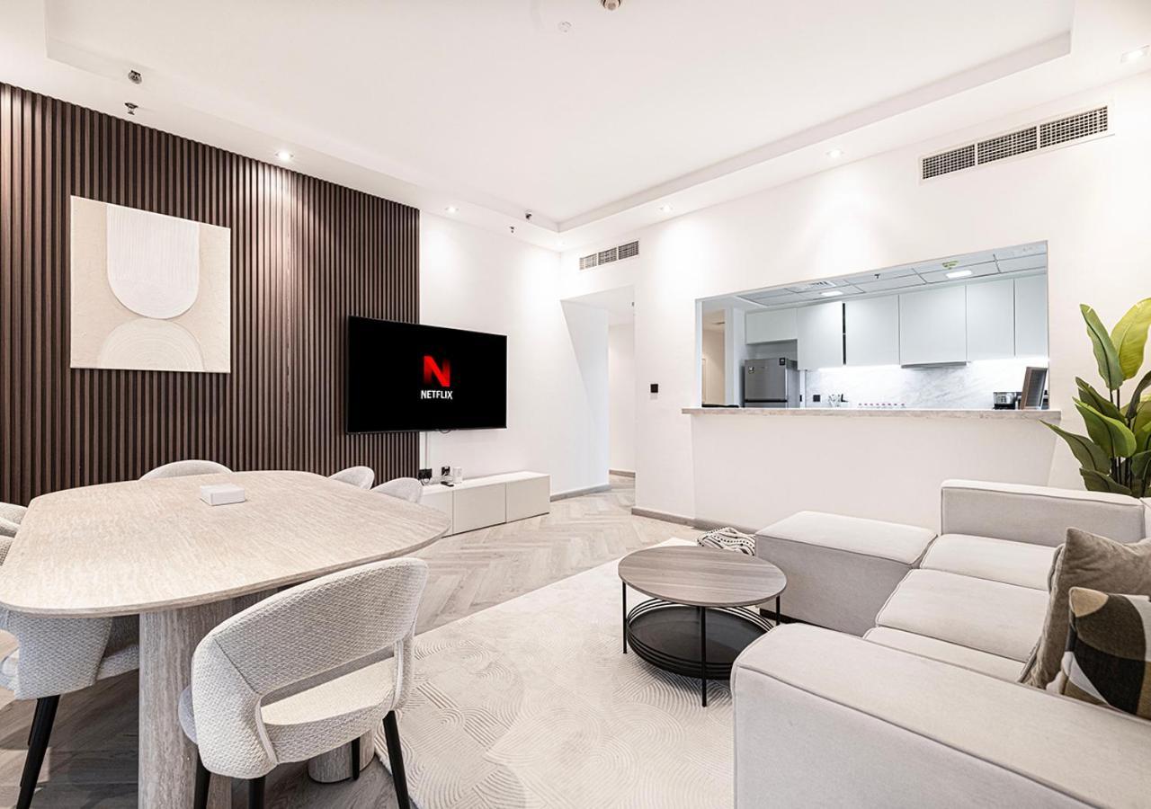 Modern 4br With Balcony And Scenic Marina Views Apartamento