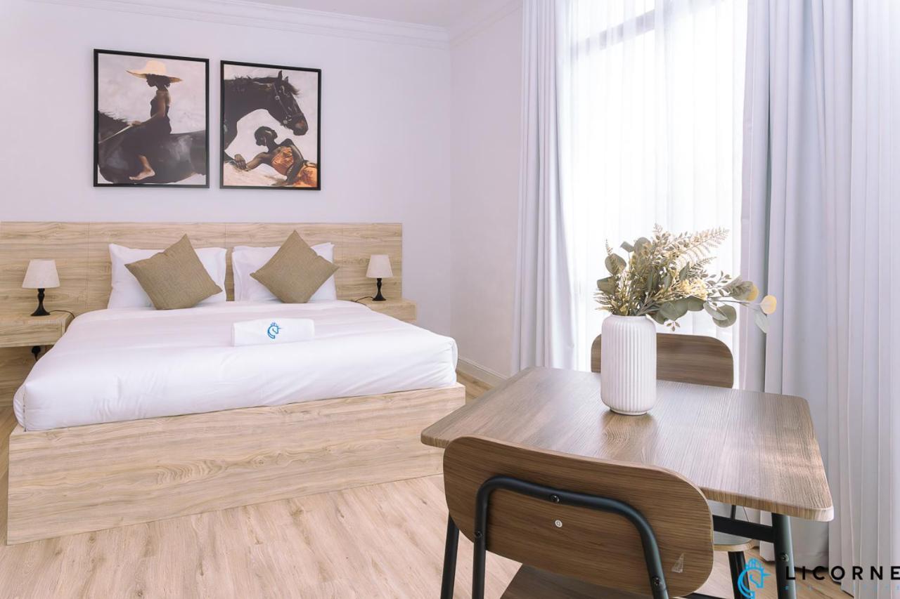 Séjour chez l'habitant The Beachfront Oasis - Private & Shared *