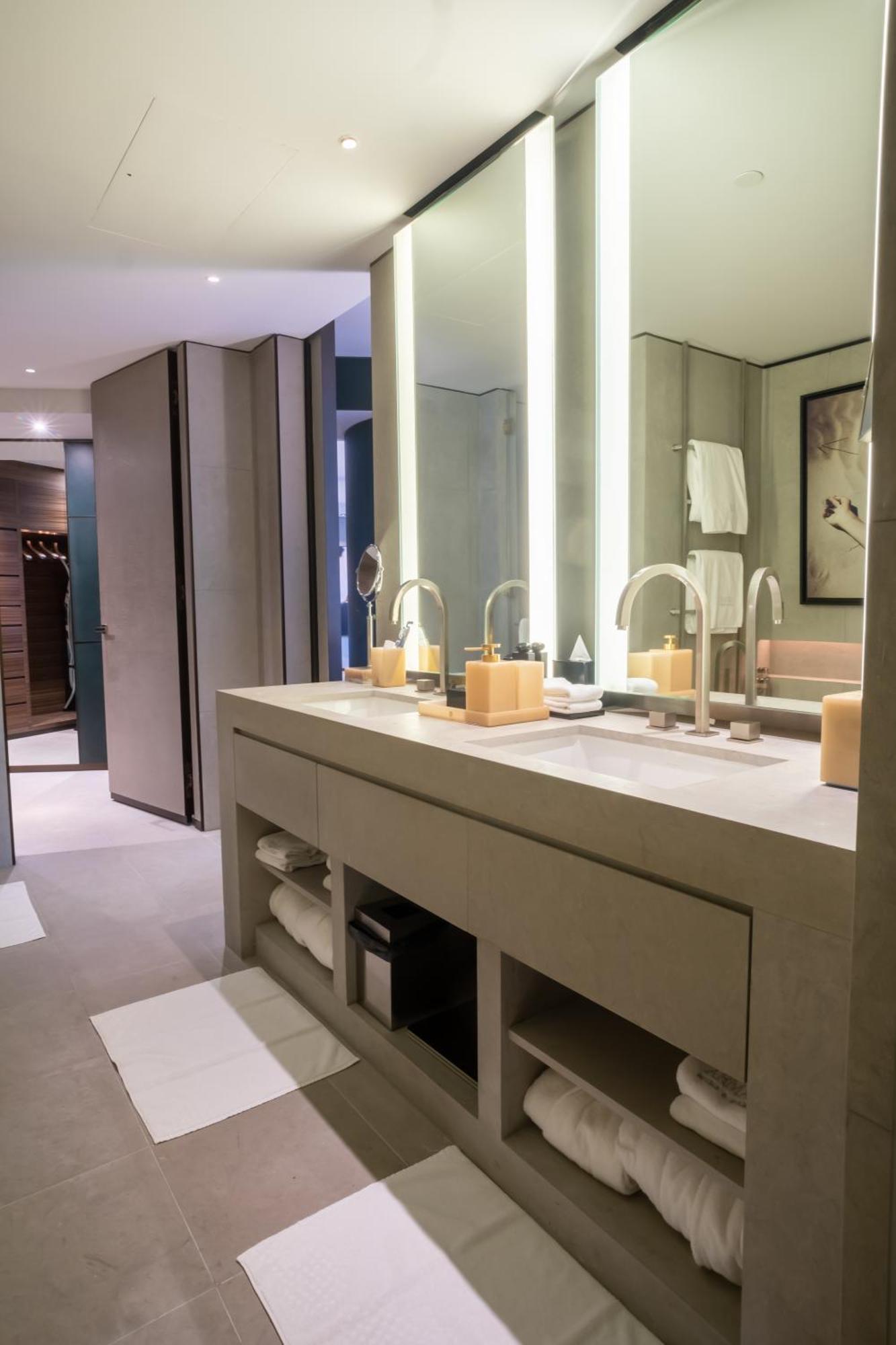 2-br Luxury In Armani Residences