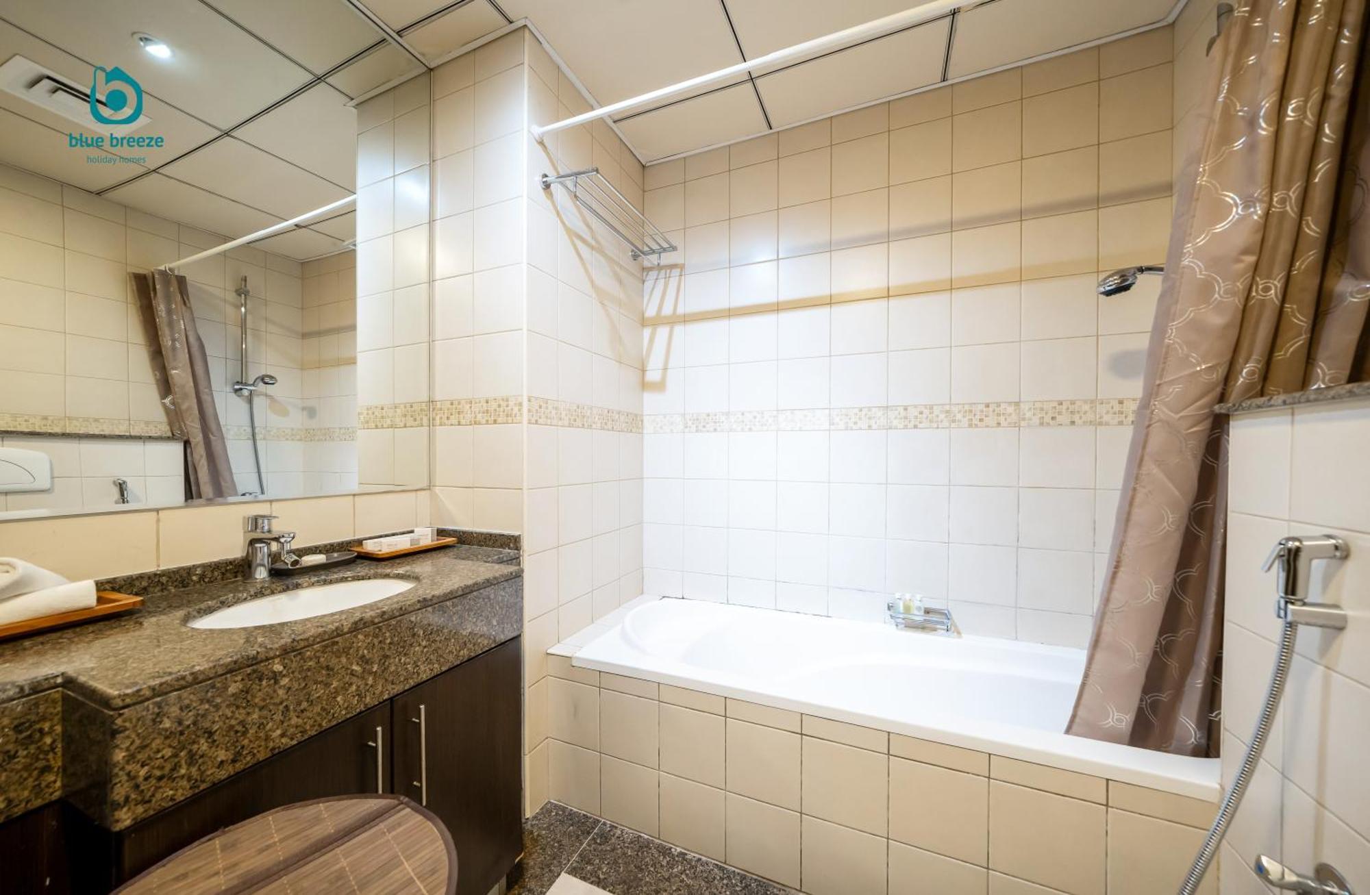 Blue Breeze - Chic Marina Retreat With Balcony And Canal Views Lägenhet