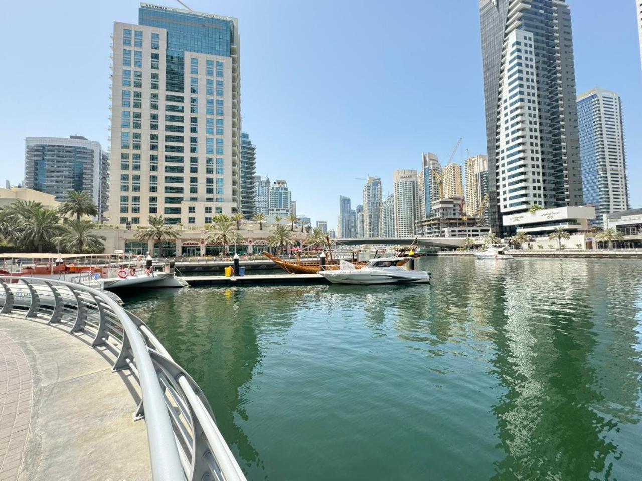 Spacious In Marina Close To Metro And Dubái
