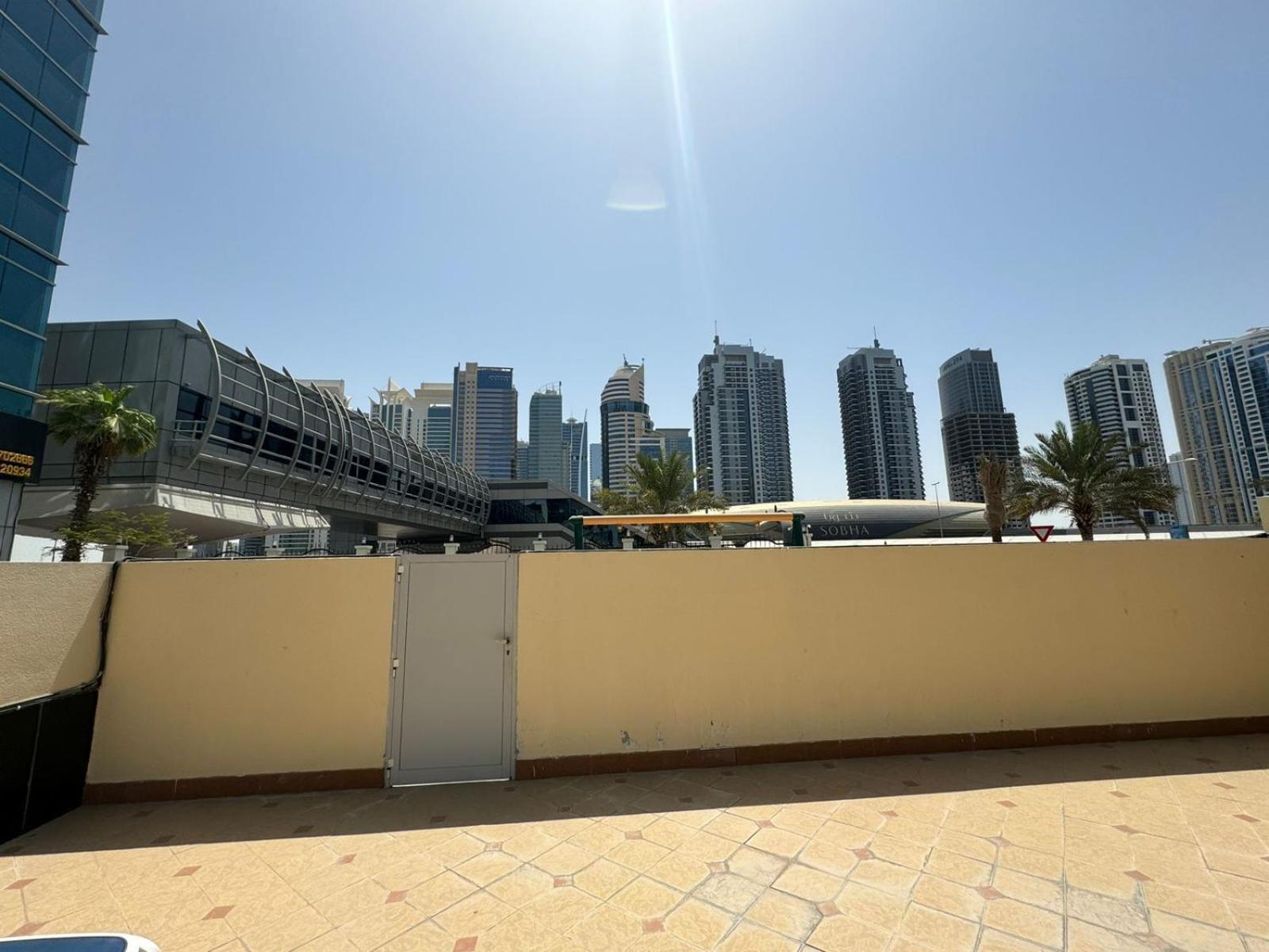 Spacious In Marina Close To Metro And Apartamento Dubái
