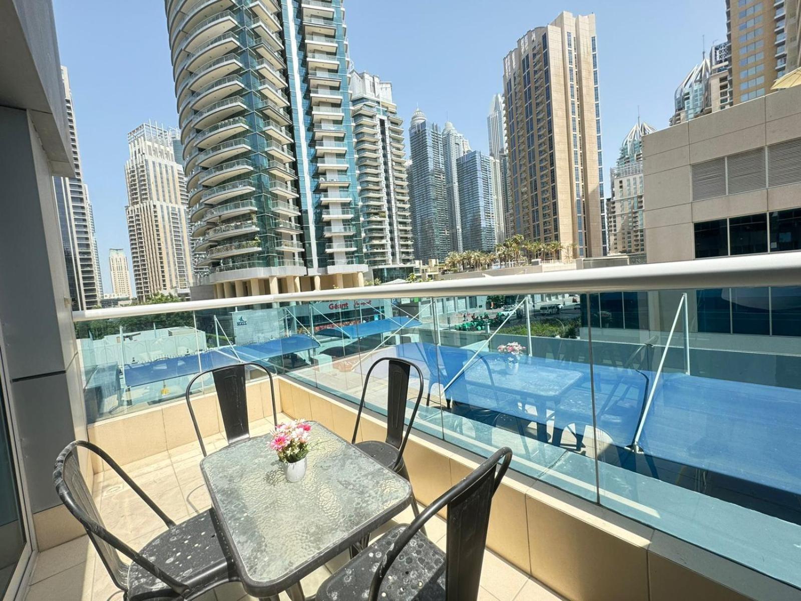 Spacious In Marina Close To Metro And Apartamento Dubái