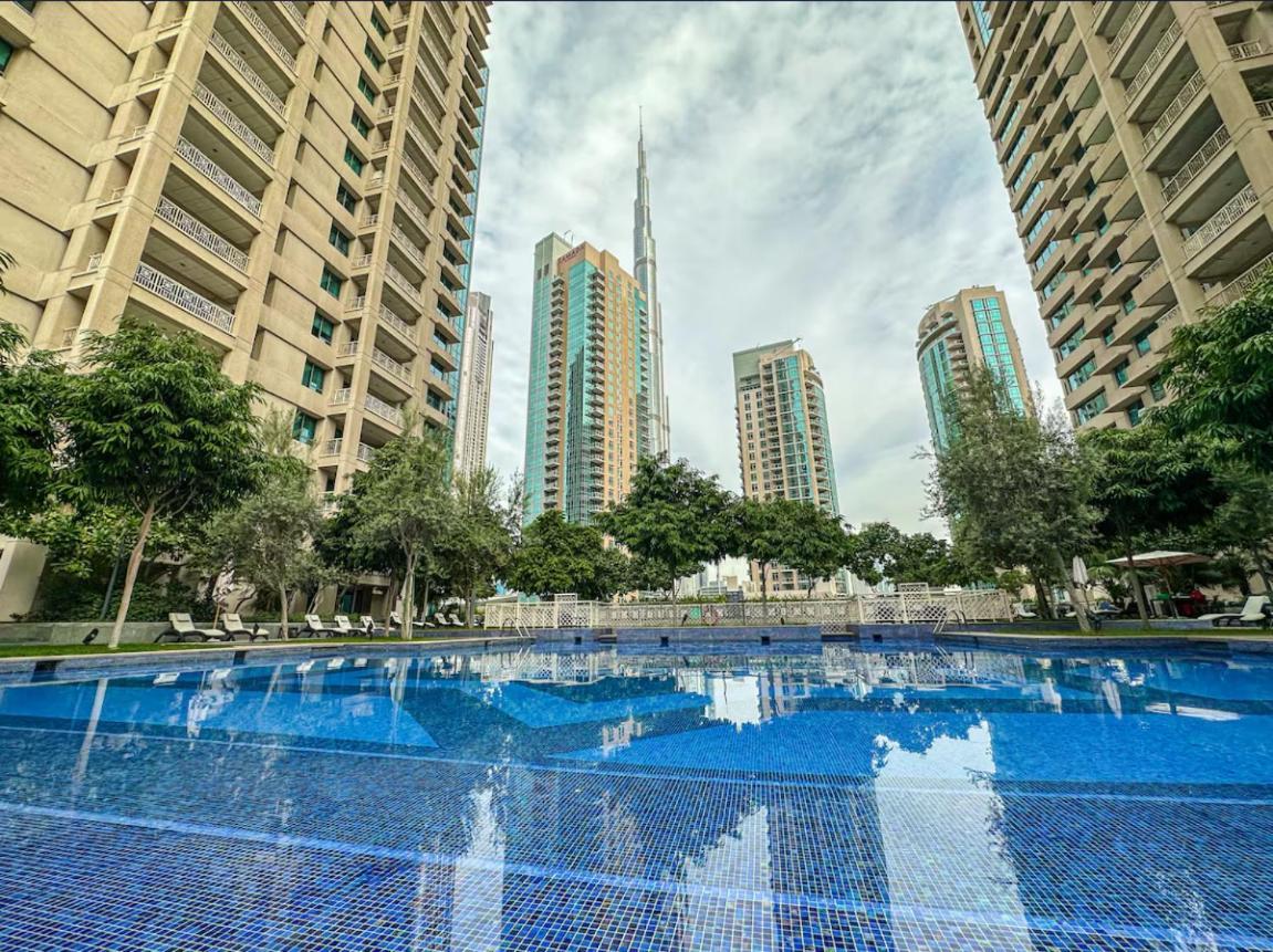 Apartemen Lavish 2 Bedroom I Burj Khalifa & Fountain Views I Free Gym, Pool, Parking, Wi-fi And Ps5 I By Skyline Serenity Dubai