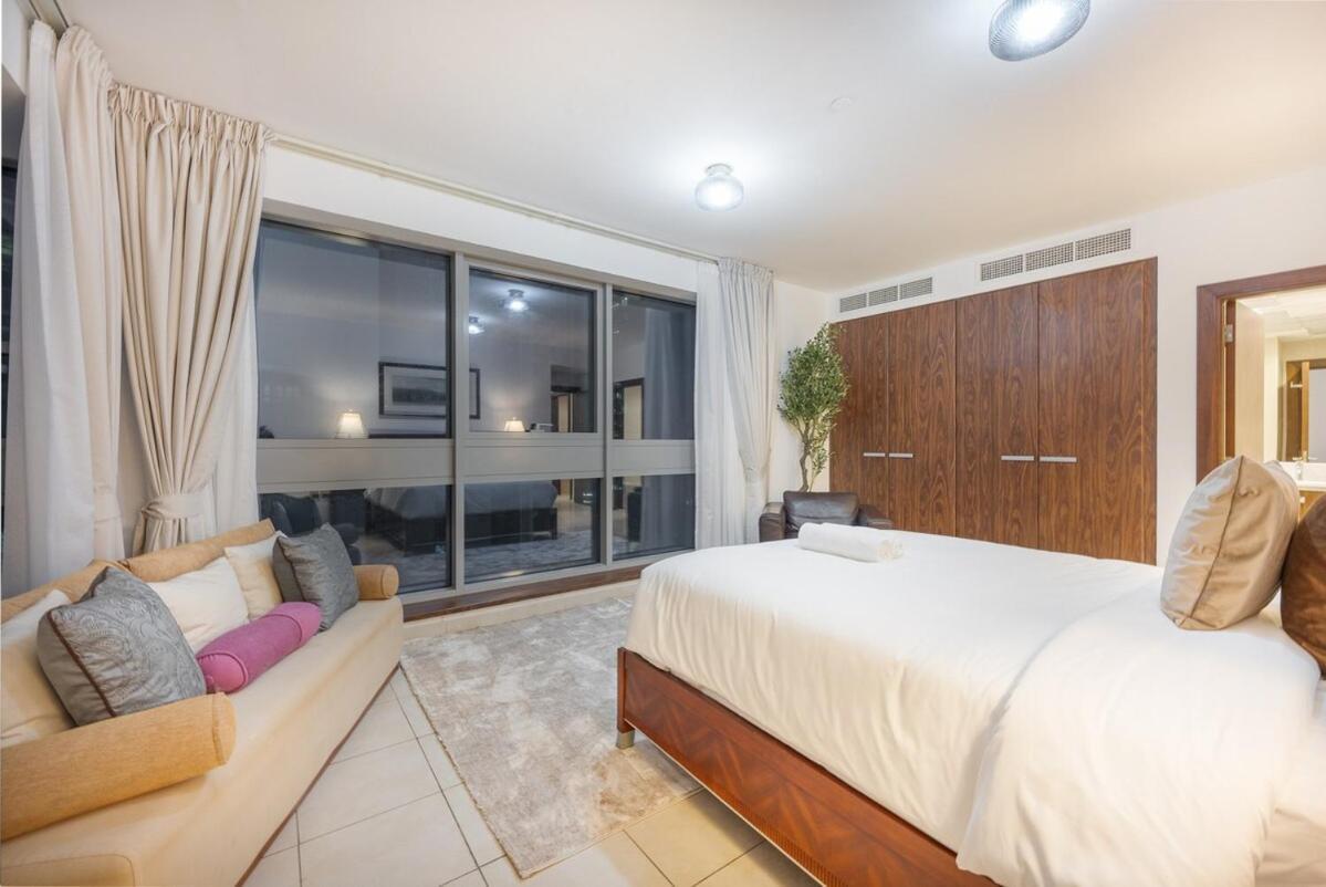 Classy 2-bedrooms With Vintage-inspired Furniture At Executive Tower M! Lägenhet Dubai