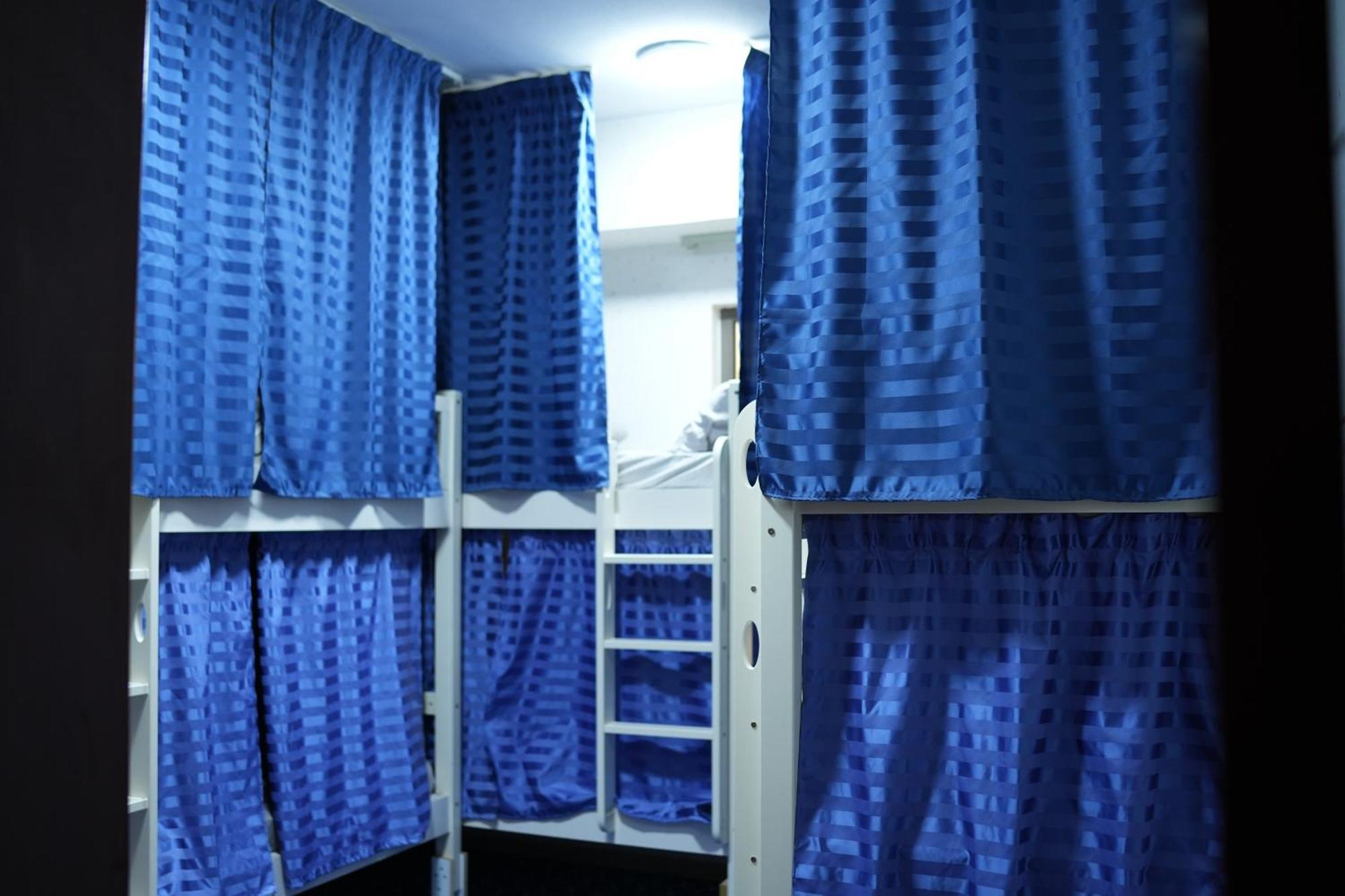 The Blue Parrot Jbr Hostal