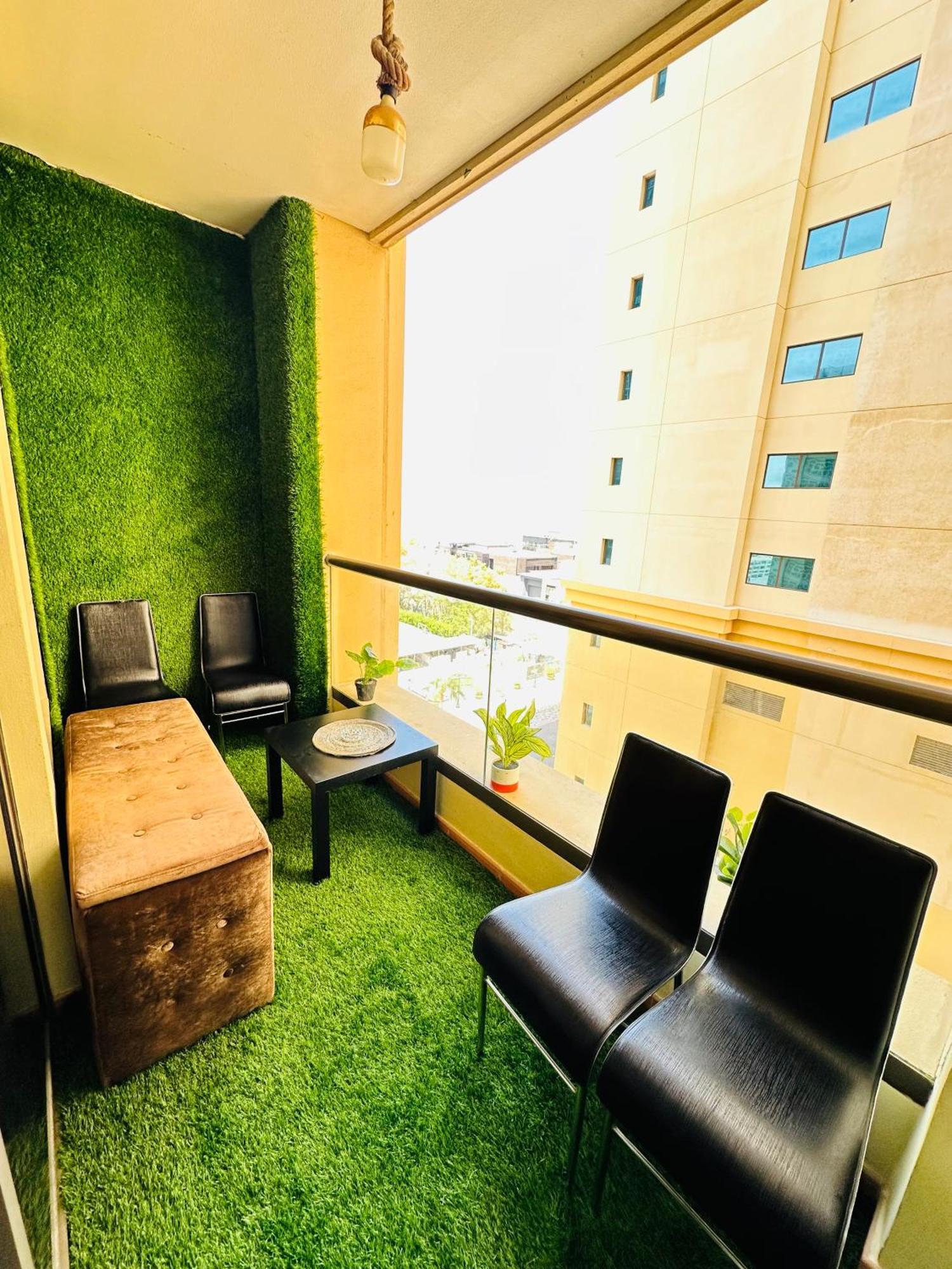 The Blue Parrot Jbr Hostal