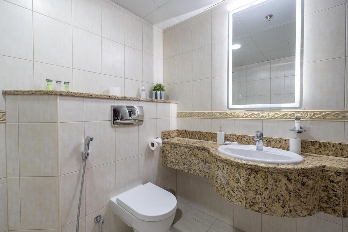 Stunning 1-bedroom With Marina Views Lejlighed *