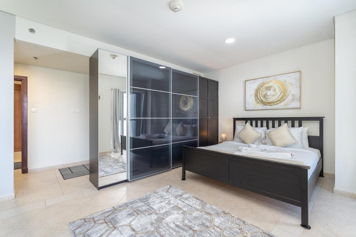 Lejlighed Stunning 1-bedroom With Marina Views *