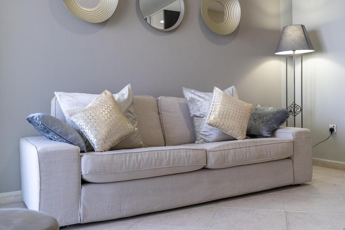 Lejlighed Stunning 1-bedroom With Marina Views *