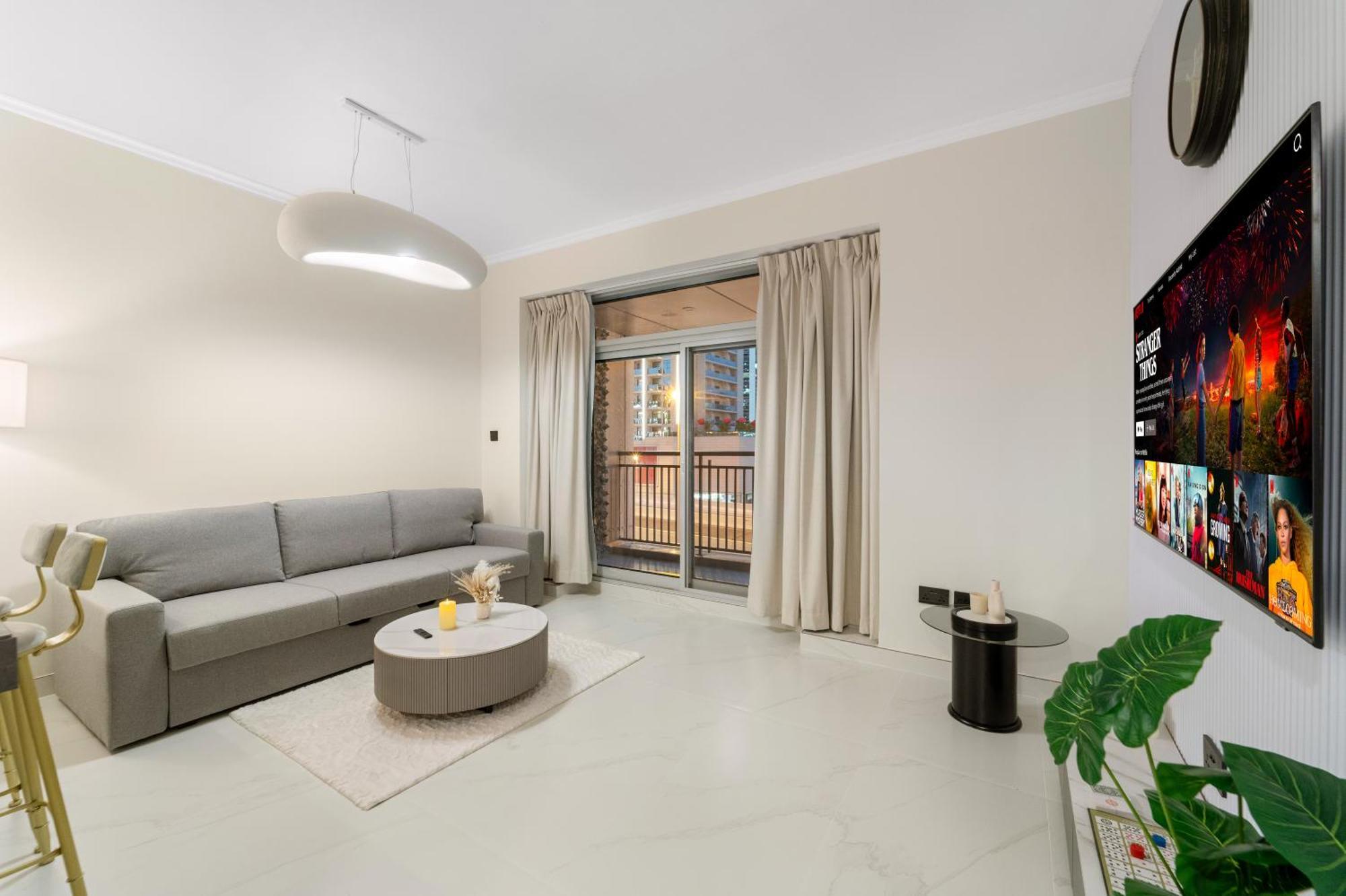 Bright & Spacious 1br In Downtown With Balcony L Close To Mall *