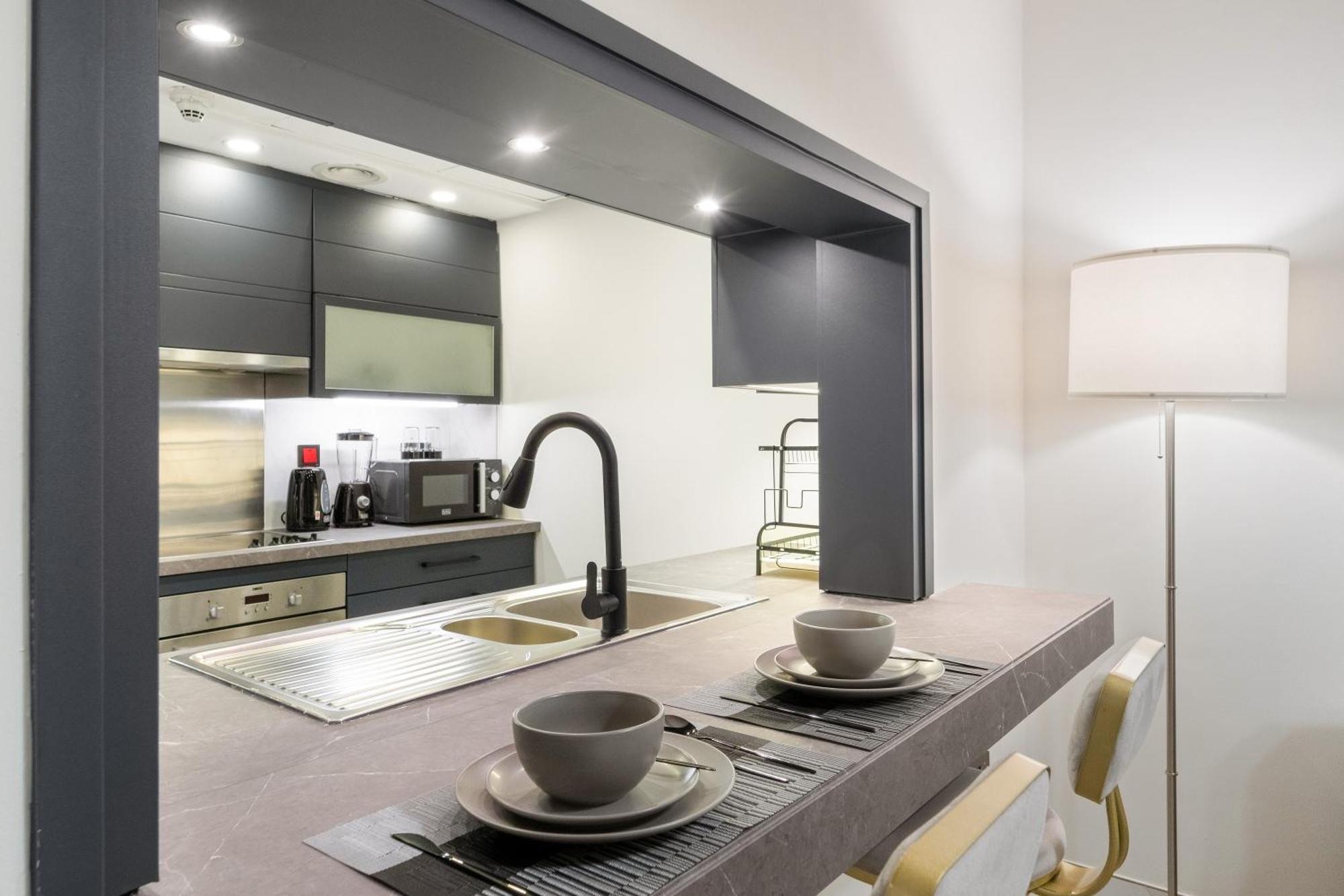 Bright & Spacious 1br In Downtown With Balcony L Close To Mall Dubai