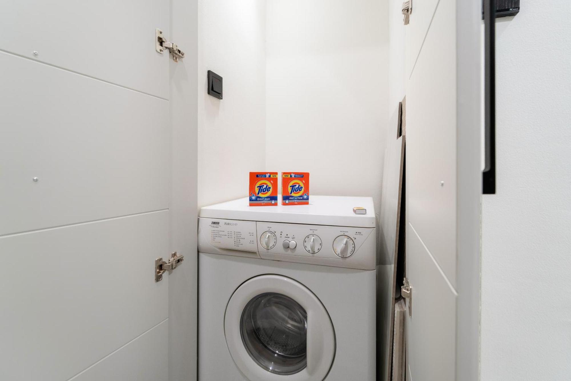 Bright & Spacious 1br In Downtown With Balcony L Close To Mall Appartement *