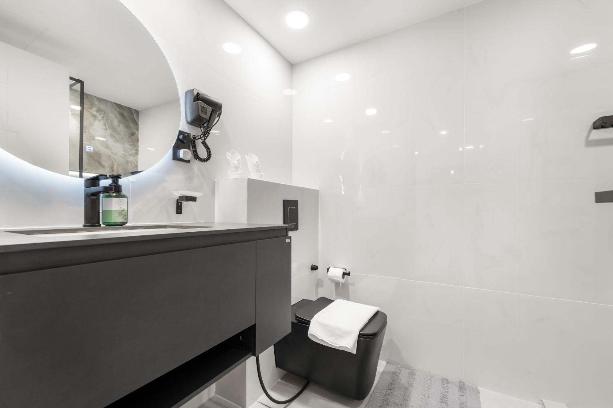 Bright & Spacious 1br In Downtown With Balcony L Close To Mall Appartement