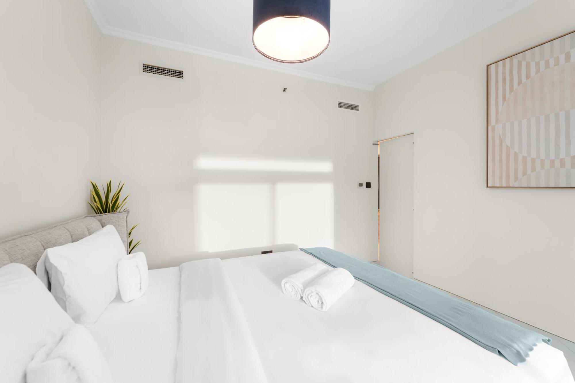 Bright & Spacious 1br In Downtown With Balcony L Close To Mall Dubai