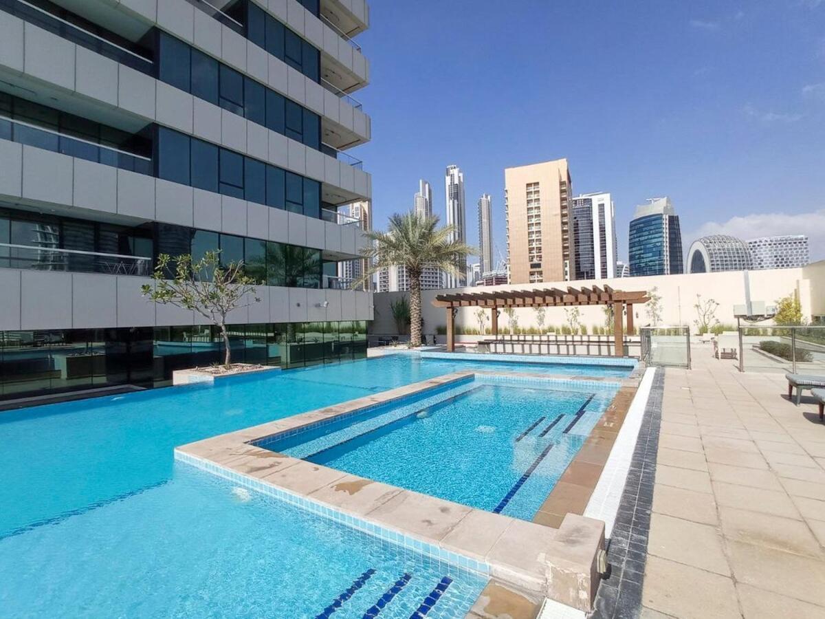 Beautifully Designed 3br With Canal Views In Business Bay Apartment *