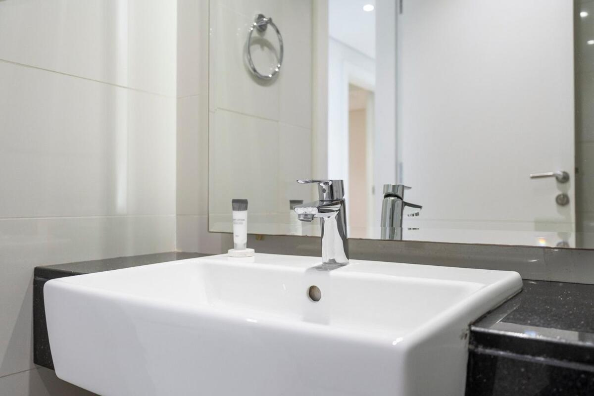 Beautifully Designed 3br With Canal Views In Business Bay Dubai