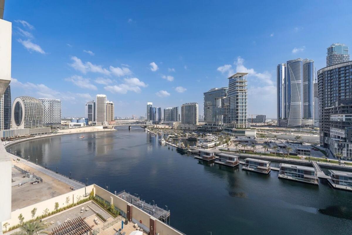 Beautifully Designed 3br With Canal Views In Business Bay Apartment *