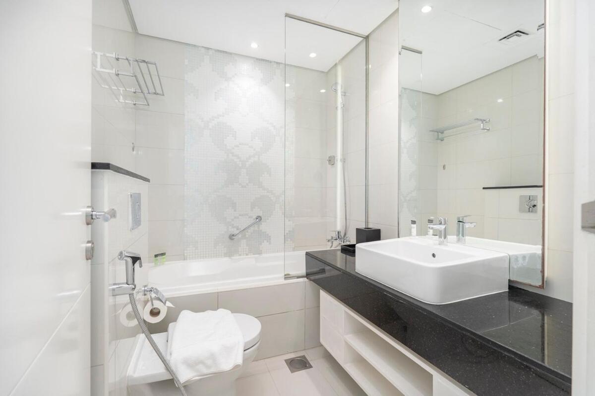 Beautifully Designed 3br With Canal Views In Business Bay