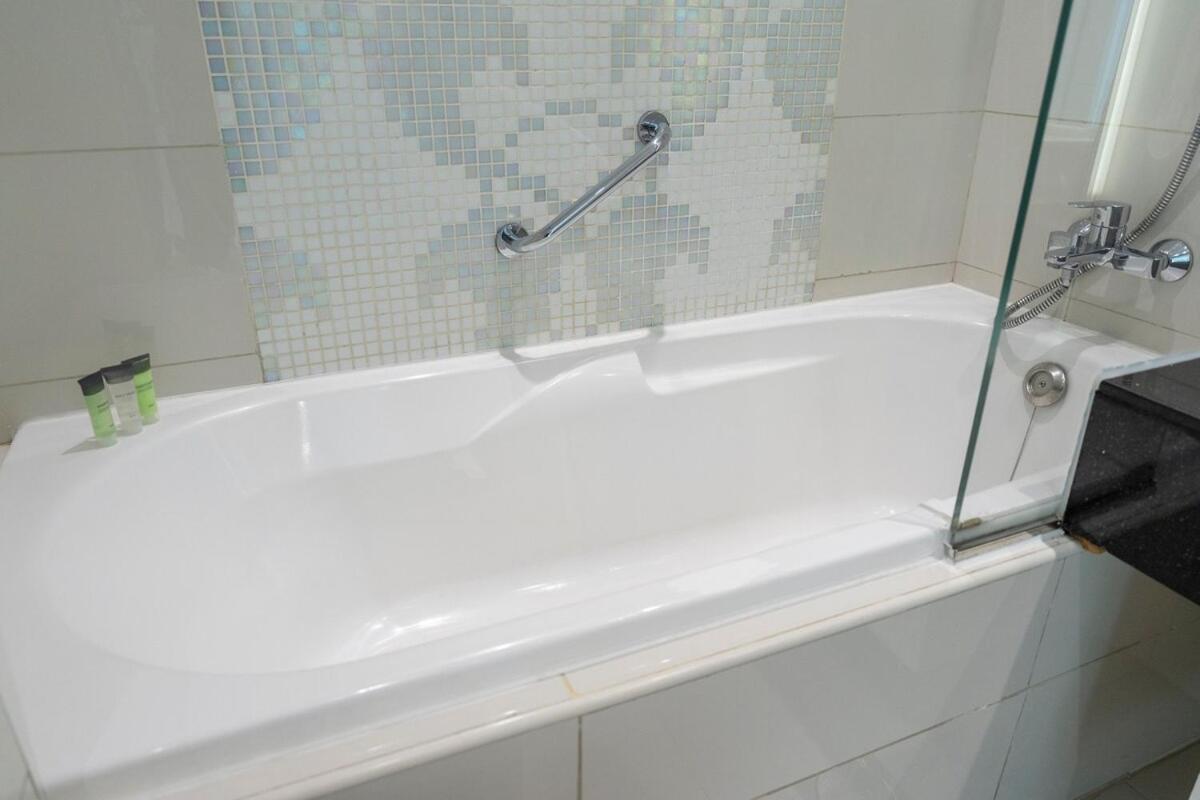 Beautifully Designed 3br With Canal Views In Business Bay *