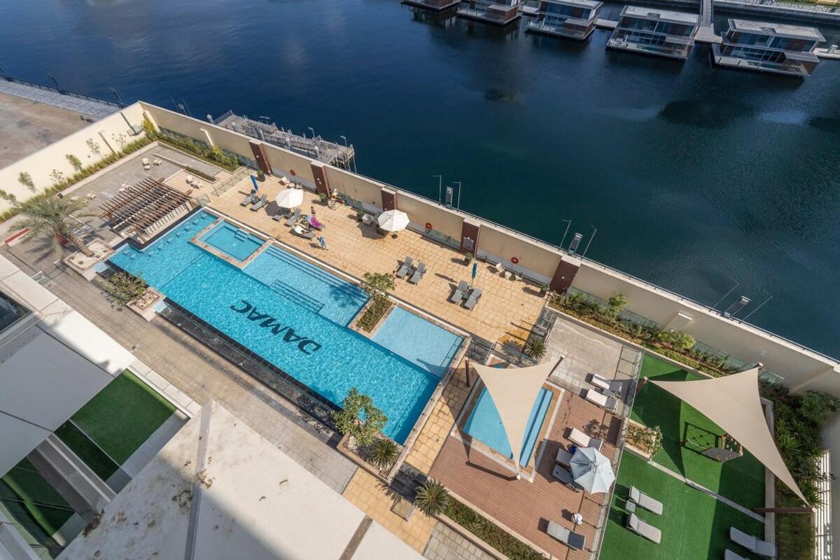 Beautifully Designed 3br With Canal Views In Business Bay *