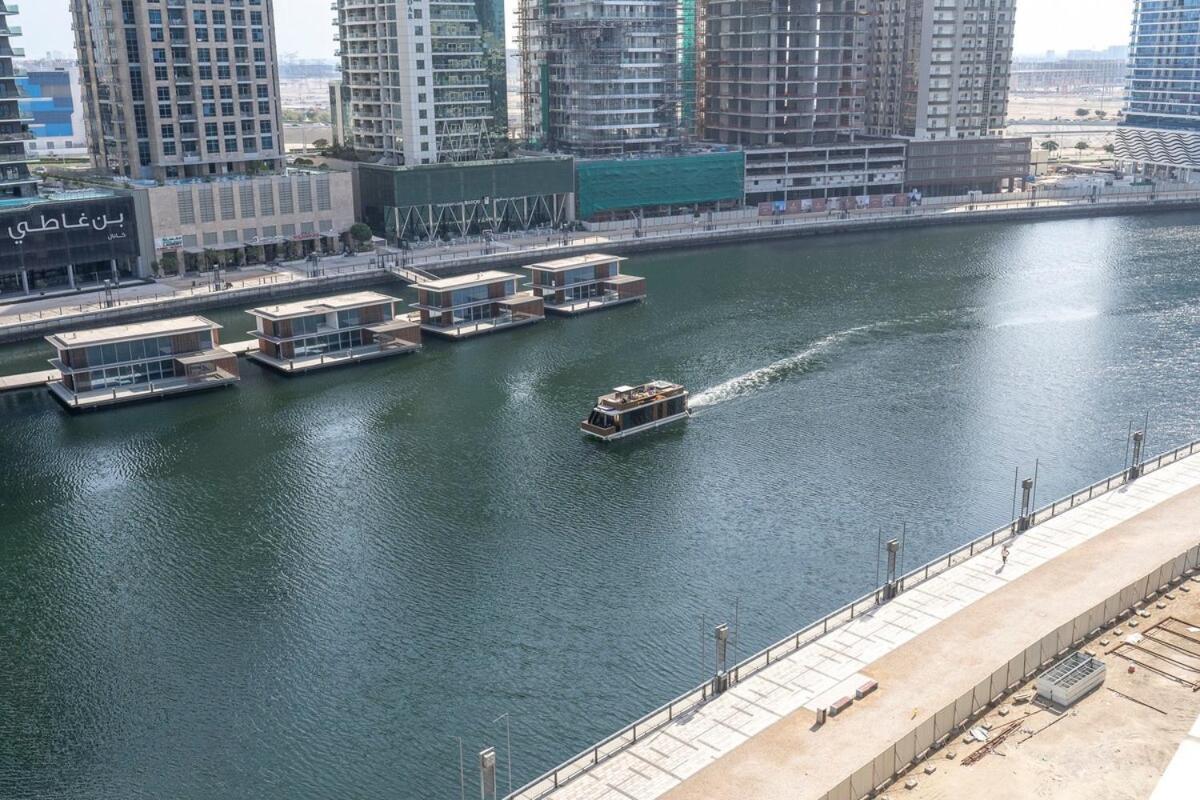 Beautifully Designed 3br With Canal Views In Business Bay *