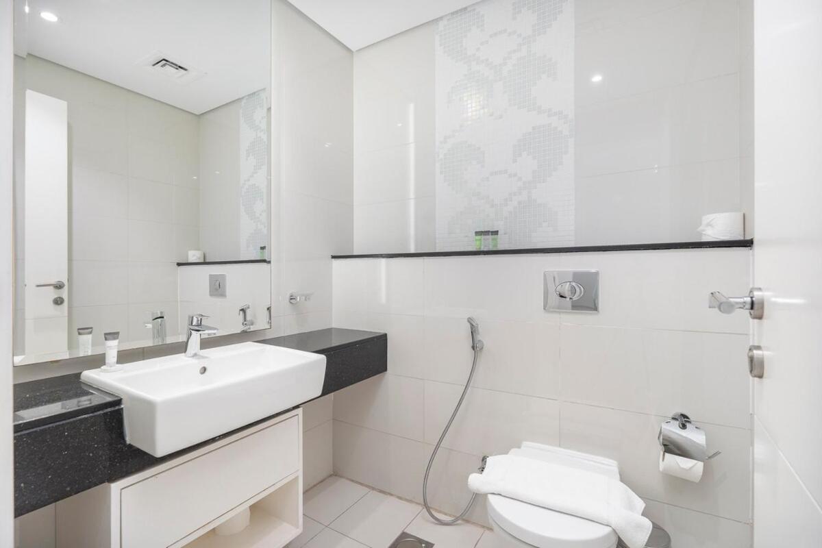 Beautifully Designed 3br With Canal Views In Business Bay Dubai