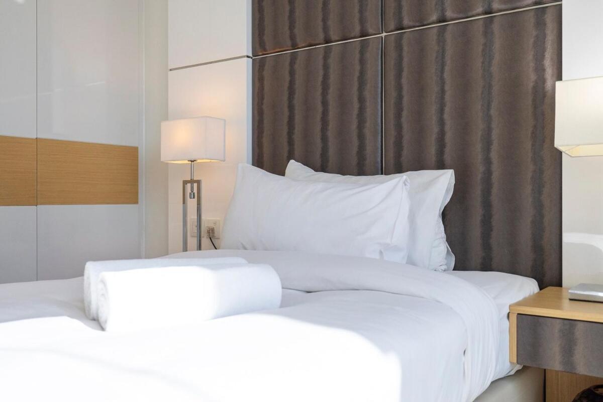 Beautifully Designed 3br With Canal Views In Business Bay Apartment