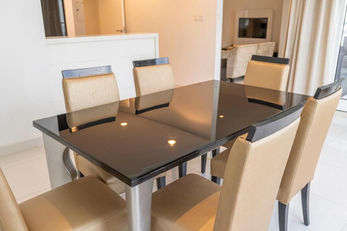 Beautifully Designed 3br With Canal Views In Business Bay *