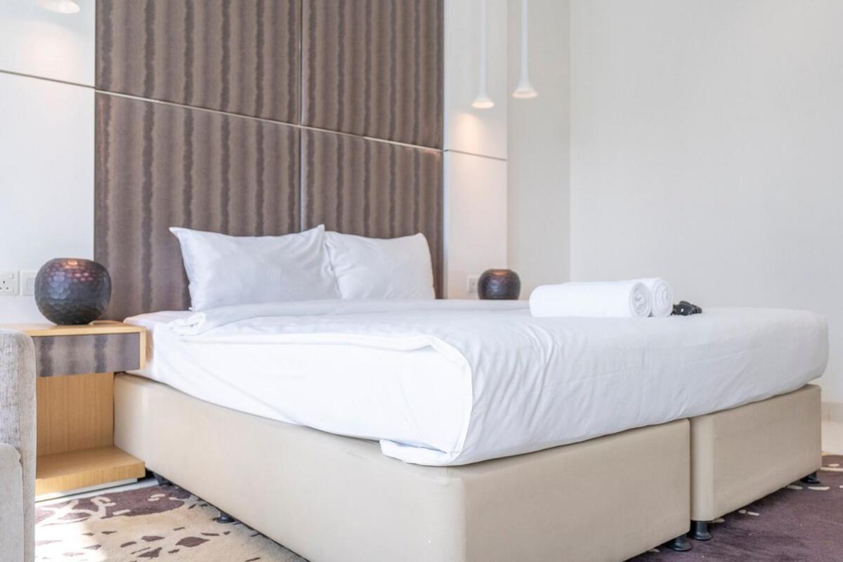 Beautifully Designed 3br With Canal Views In Business Bay Apartment *