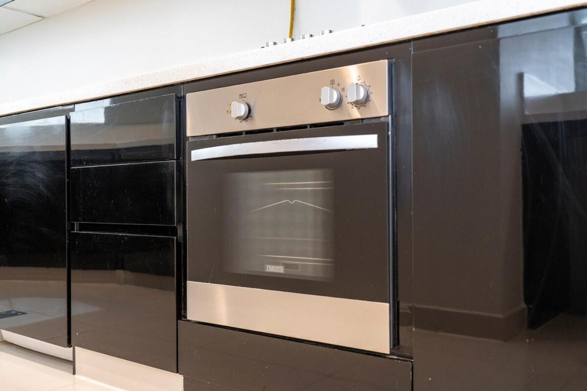 Beautifully Designed 3br With Canal Views In Business Bay Apartment *