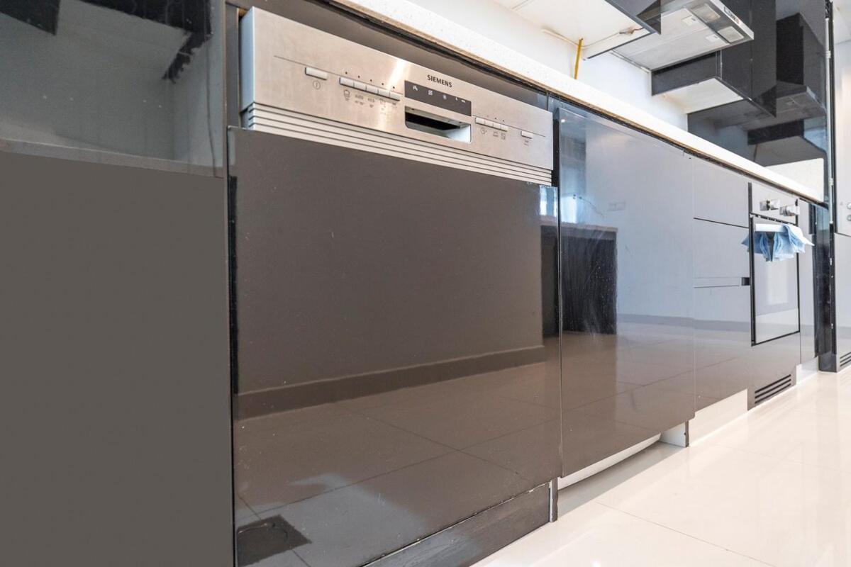 Beautifully Designed 3br With Canal Views In Business Bay Apartment