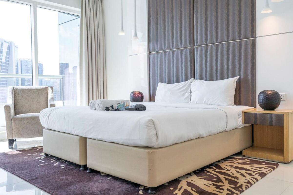 Beautifully Designed 3br With Canal Views In Business Bay Apartment *