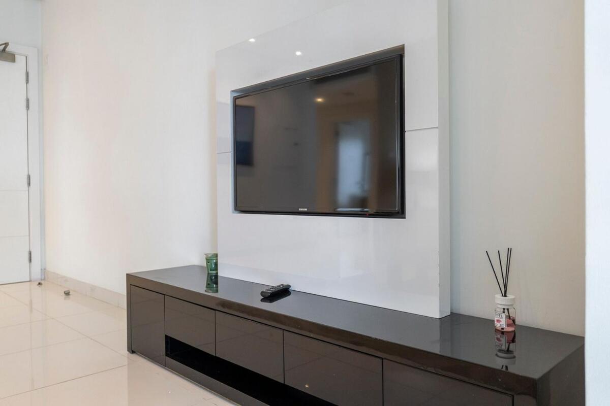 Beautifully Designed 3br With Canal Views In Business Bay Apartment