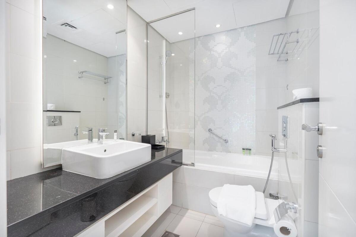 Beautifully Designed 3br With Canal Views In Business Bay Dubai
