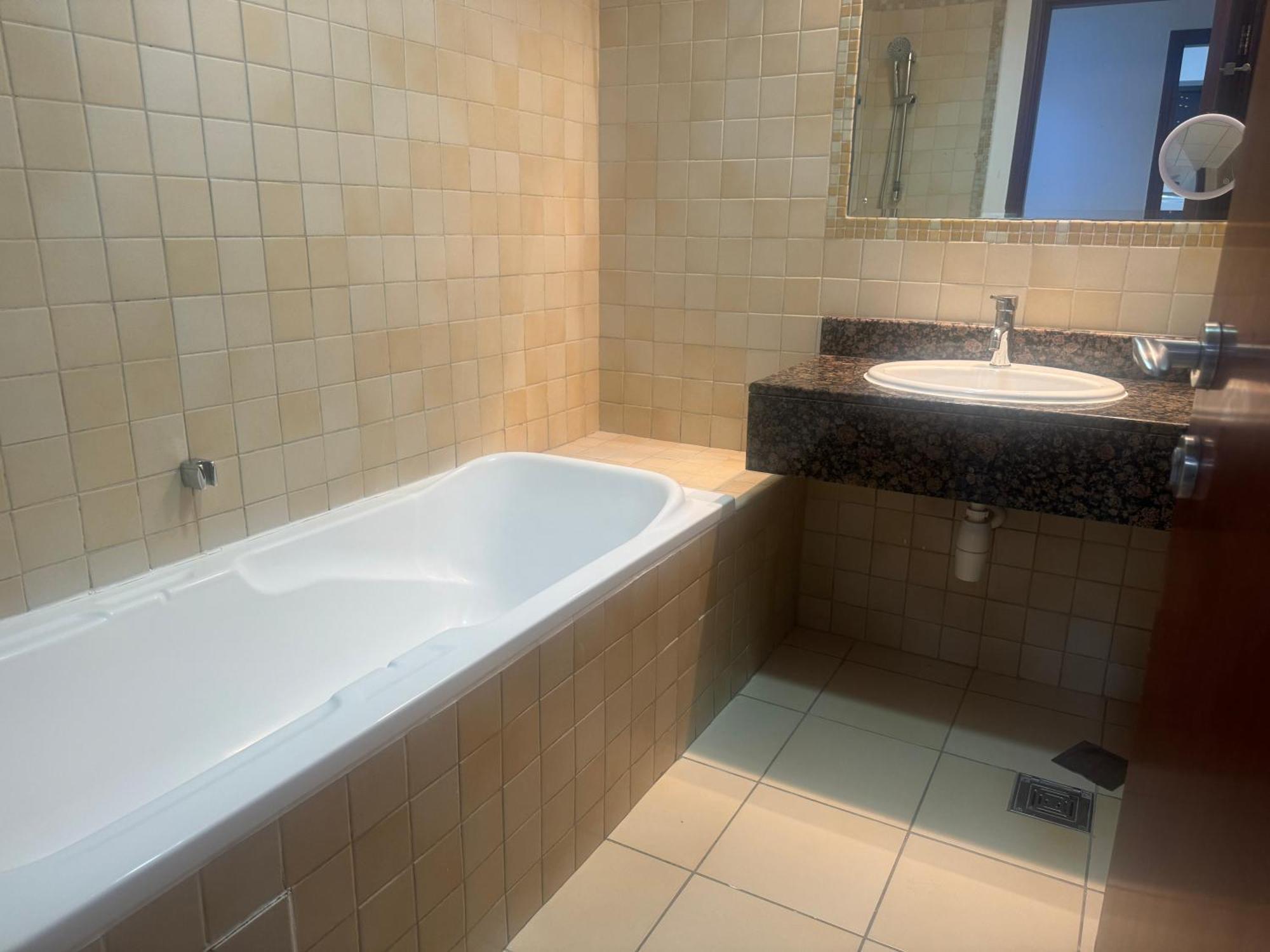 Le Parisien Hostal Dubái