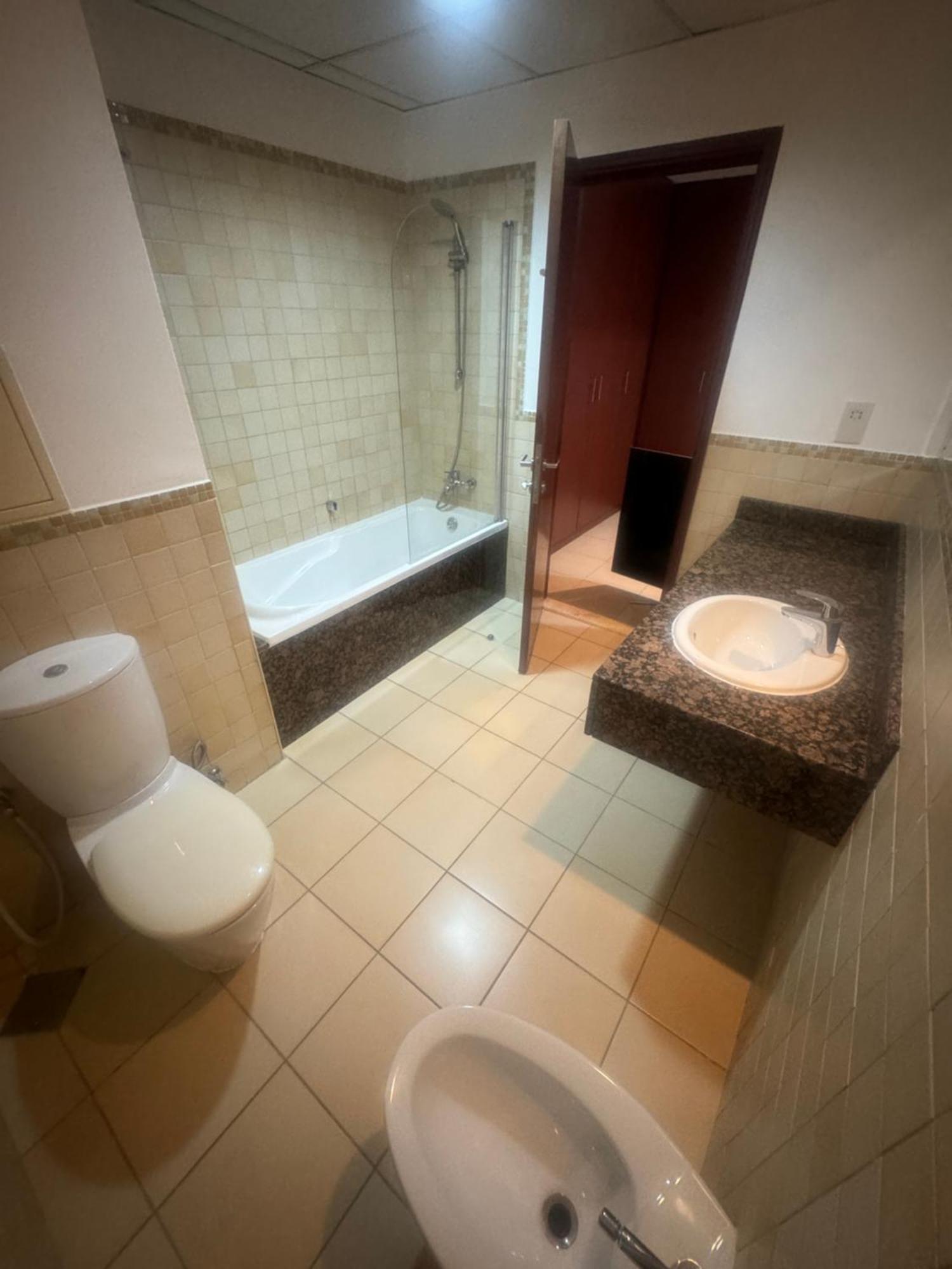 Le Parisien Hostal