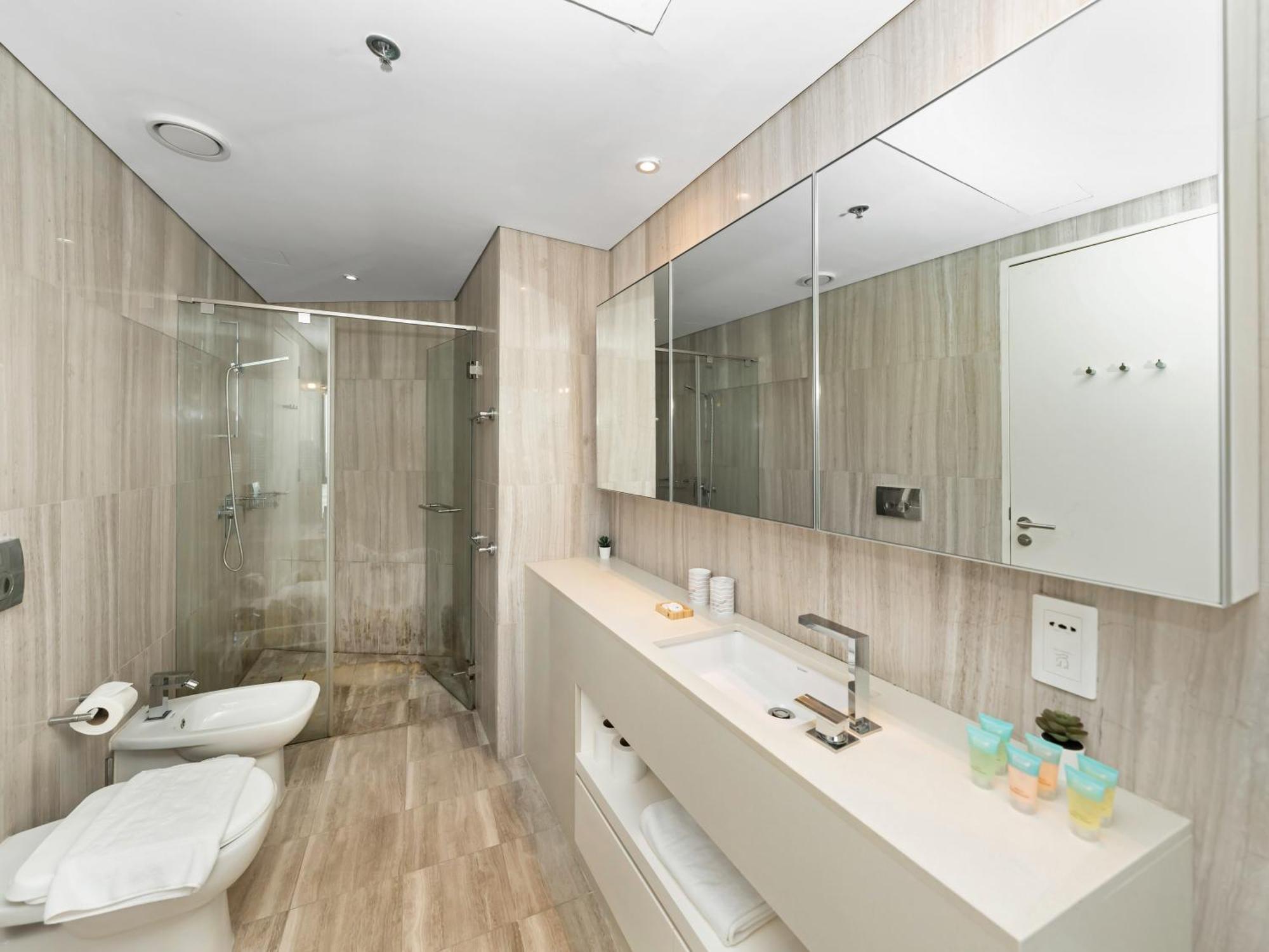 Luxurious 1bhk In D1 Tower With Stunning Creek Views, Close To Airport & Downtown Appartement *
