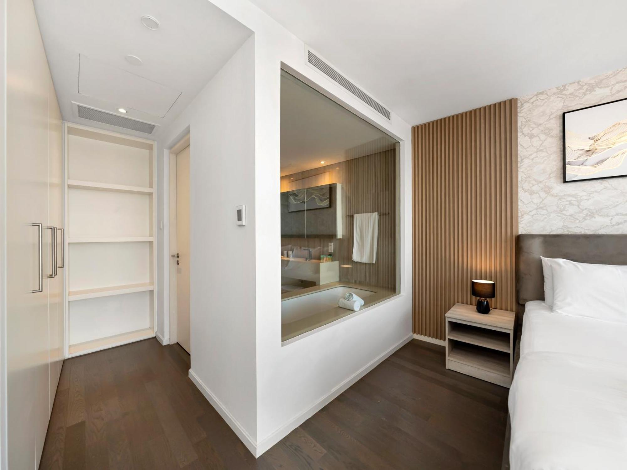 Luxurious 1bhk In D1 Tower With Stunning Creek Views, Close To Airport & Downtown Appartement *