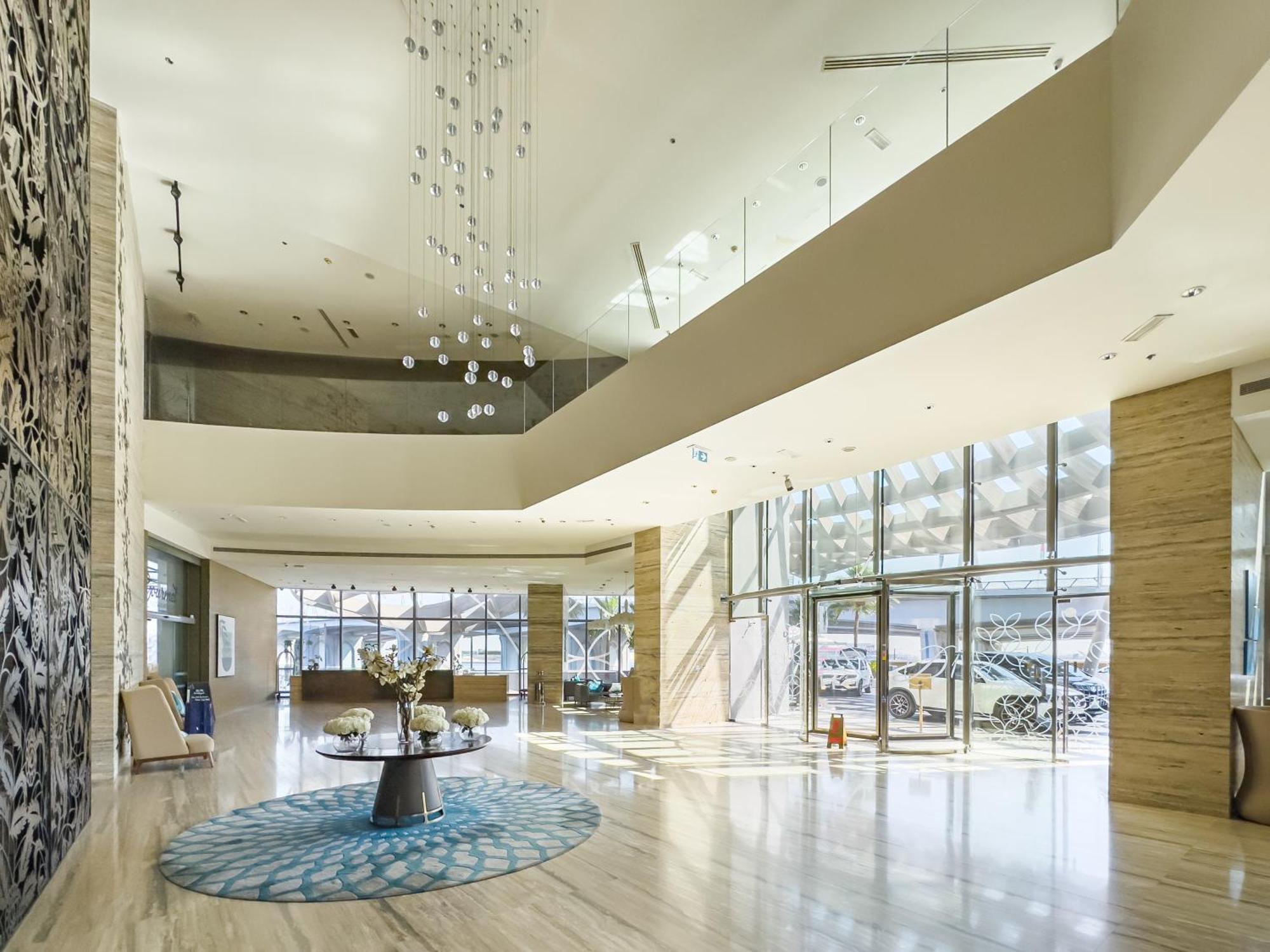 Luxurious 1bhk In D1 Tower With Stunning Creek Views, Close To Airport & Downtown Appartement *