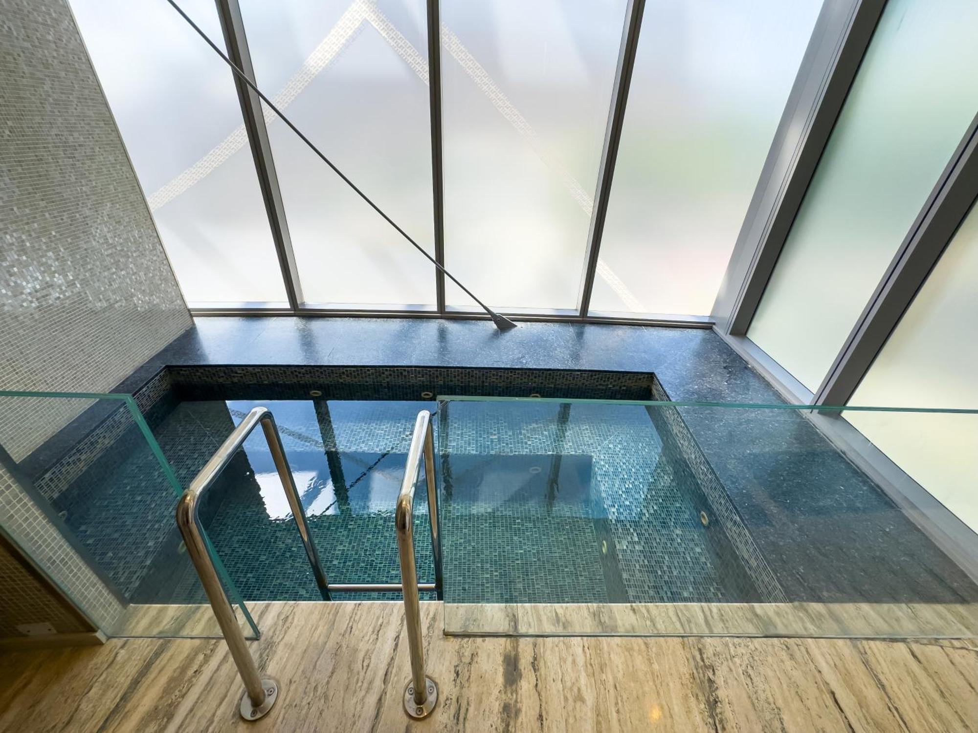 Luxurious 1bhk In D1 Tower With Stunning Creek Views, Close To Airport & Downtown *