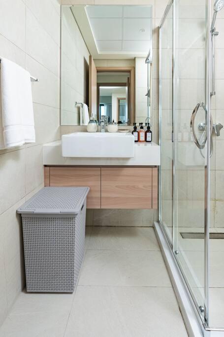 Nasma - Modern 3br Oasis With Balcony In Azizi Riviera Apartament