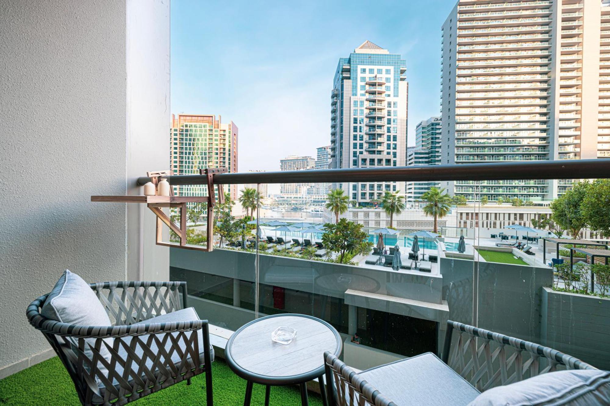 Luxurious New Studio! 2 Double Beds! Sleek Design & High-end Amenities In Downtown Lägenhet Dubai